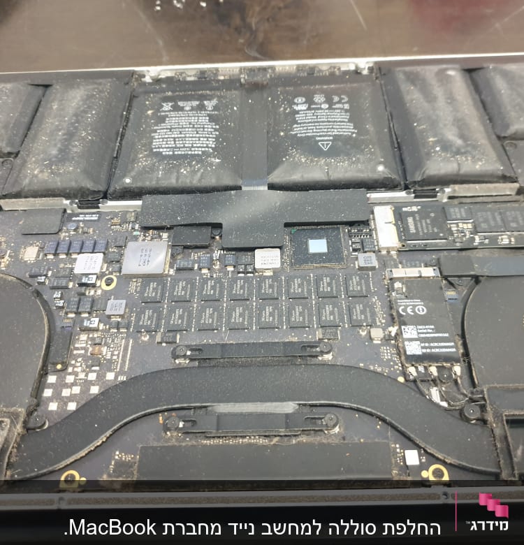 פנים מחשב נייד עם לוח אם ומאווררים מאובקים